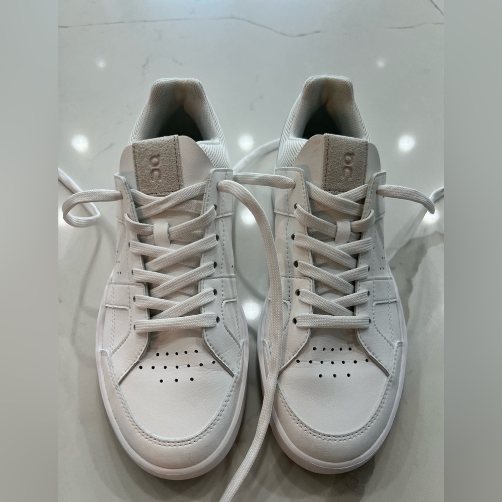 On Running White Women’s Low-Top Leather Sneakers